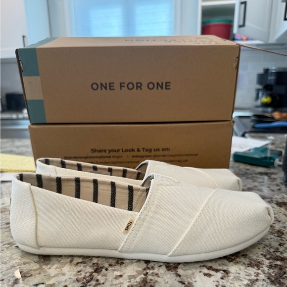 Tom's Women White Canvas 10 - Picture 7 of 9